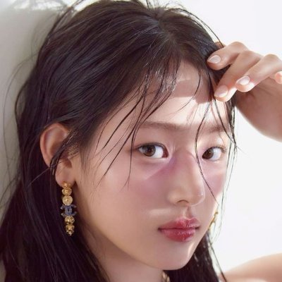 Miinjid's profile picture. 𝖨𝗇 𝖺 𝗀𝖺𝗋𝖽𝖾𝗇 𝗈𝖿 𝖿𝗅𝖾𝖾𝗍𝗂𝗇𝗀 𝖻𝗅𝗈𝗈𝗆𝗌, 𝗌𝗁𝖾’𝗌 𝗍𝗁𝖾 𝖾𝗍𝖾𝗋𝗇𝖺𝗅 𝗋𝗈𝗌𝖾.