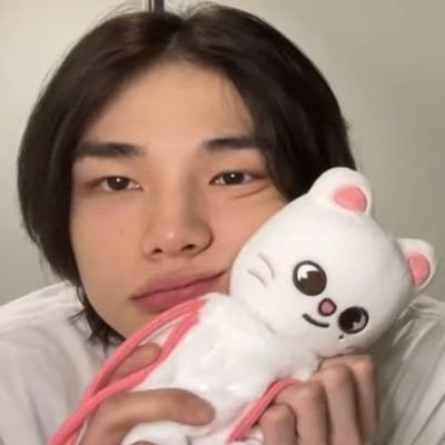Sam | 24 | 🇰🇷 |Hwang hyunjin the man you are ❤ stream want so bad rn (I'm catfishing whoever is looking at my bio, I'm actually 17 yrs old and I'm Zander)