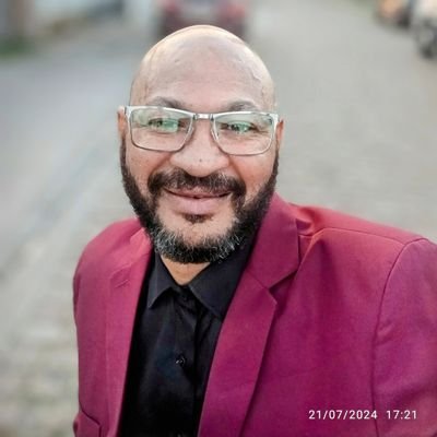 Deus escolhe as coisas loucas desse mundo para confudir os sabios;e Deus escolheu as coisas fracas deste mundo para confundir as fortes.1corintios c1v27