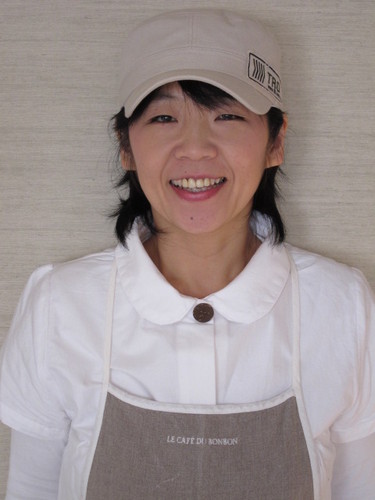 自家培養自然酵母種を素にパンを焼いています。
店舗を持たないパン屋をやっていますが、
色んな所に出没します。