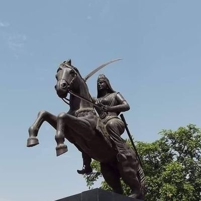 कदम बढ़ाओ आगे अब, ना पीछे हटना है
अधिकारों की ख़ातिर हमको लड़ते रहना है।