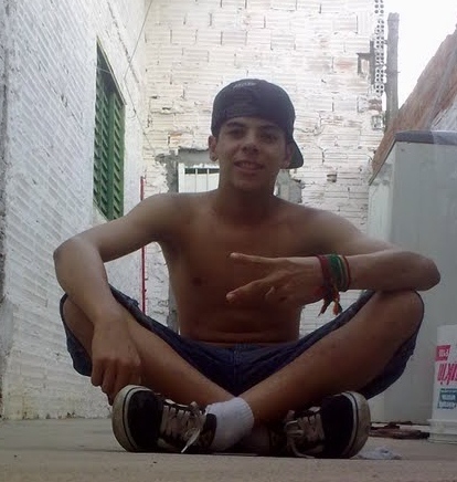 Flutuando na hipocrisia do lodo e do fascismo.
Pronto pra rimar um doido, criolo mestiço,
Eu não sou preto, eu não sou branco, eu sou do rap, eu sou bem isso!