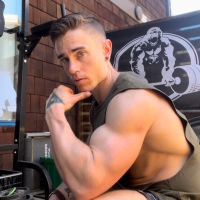 I love fitness and anime and filling in bios. For all other socials click here 💪🏻😝 👉https://t.co/uIDCPm6xHc