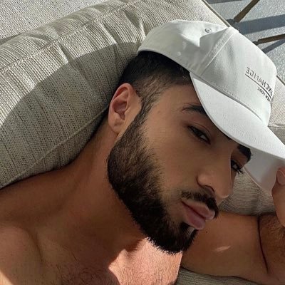 I'm a Spain 🇪🇸 🇺🇸dominant god with will to breed your boy pussy, empower them to embrace full surrender to the pleasure of my 🍆 DM for Meetups,gay content$