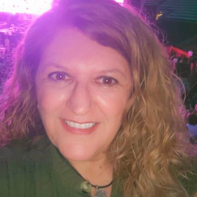 AmeliaMLl's profile picture. Propensa al desastre!! 😅😊
Disfruta tu estancia... Eres libre de largarte!! 
#Libros #Pelis  #Música #Viajes #Educación #AACC y lo qué me dé la gana!! 📚🎬🎶🧠