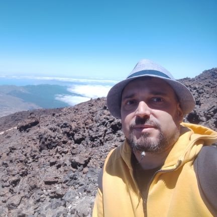 cienciayaparte's profile picture. Personal de M. Bunge. 
Discusión y realidad.
Un mono epistemólogo.
Asesino_de_mente.