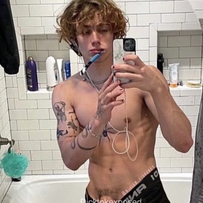 Hi I'm here to post some pretty hot pics and tweet about Vinnie Hacker but also other sex videos and photos🤫👅