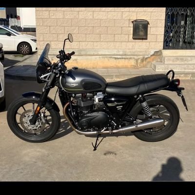 roberthriu16791's profile picture. 