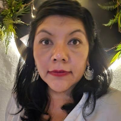 Monstruo tonto en rehabilitación. Ochentera de nacimiento, los 90's rules. Experta en dejar ir lo que no me aporta. Feminista sin clóset. Madre feliz.