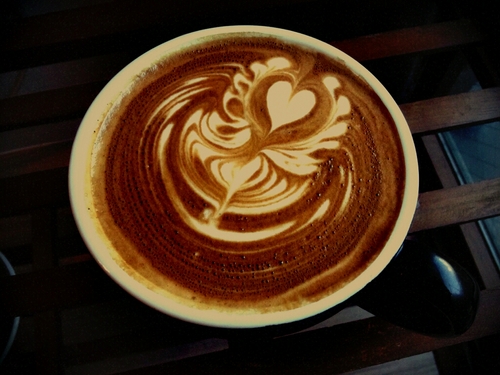 I love Latte art!! バリスタじゃないただのカフェスタッフ。 店のマシンより家のマシンの方が性能が良いというおかしな環境でラテアート修行中。 youtube-http://t.co/W9zyqVbNVU