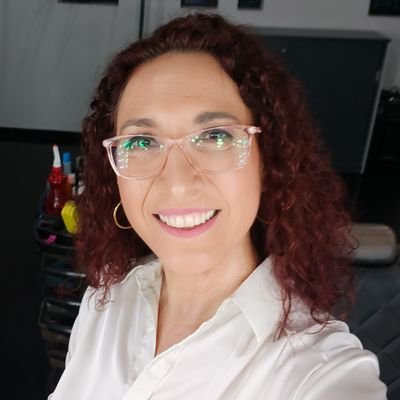 Ser humana ejerciendo una profesión que ya se le convirtió en un vicio, una pasión: el periodismo