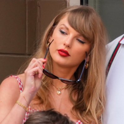 FitzwiththeFool's profile picture. let god sort em out 🎶