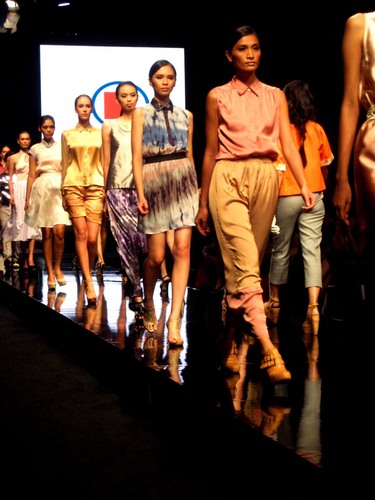 Online fashion biz magazine giving you the insight into today's fashion economy & trending news brought to your by emerging designers, fashion students & me.