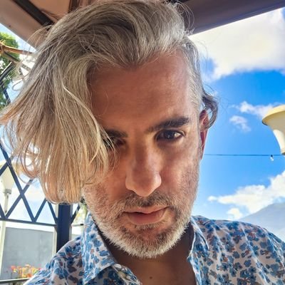 Comunicador social, UCV. Orgulloso de ser Venezolano y Navarro. Políticamente liberal, transversalista. Religiosamente: universalista