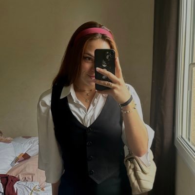 LaureGomez10's profile picture. M1 droit immobilier ⚖️ localisation : à la salle de sport, à la fac de droit ou avec merlin ça dépend de l’humeur 🐈‍⬛