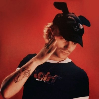 oxlyjoost's profile picture. autumn enthusiast ‧₊˚