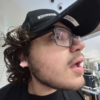 Reznovi_'s profile picture. 21 | Use Code “Reznovi” #AD | Optimistic and Sad @Pirates Fan 🏴‍☠️ |