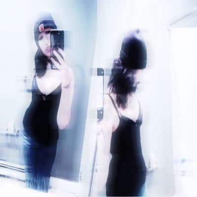 gothbxrbie's profile picture. bonkers emo girl with every issue under the sun