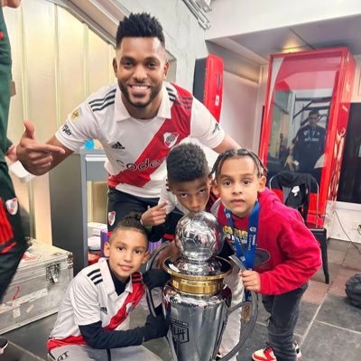 River mi buen amigo. Miguel Borja. William Schlenker.