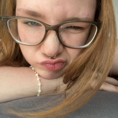 D3fluv's profile picture. she/her🪴