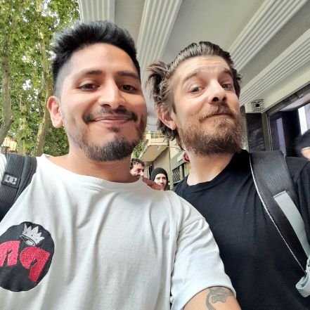no te olvides de rezarle al Indio Solari, a Messi y a Taylor Swift por otro día de vida
