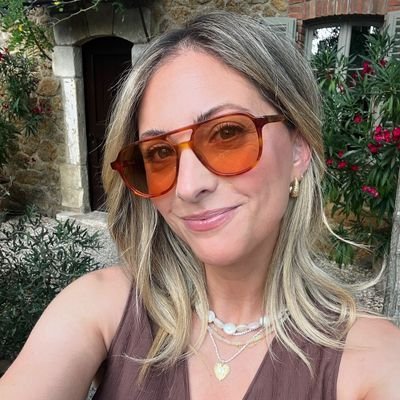 Financial Advisor | Wife & Mother | Cryptocoin Entrepreneur • Risks are worth taking because they either set you up or teach you a vital lesson