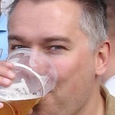Har skjegg, sokker og sandaler.  Men ikke samtidig.