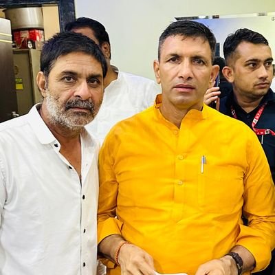 किसी कि लाइन को छोटा करने में समय नहीं गवाकर अपनी लाइन को बड़ा करने में विश्वास ही सफलता का मार्ग हैं