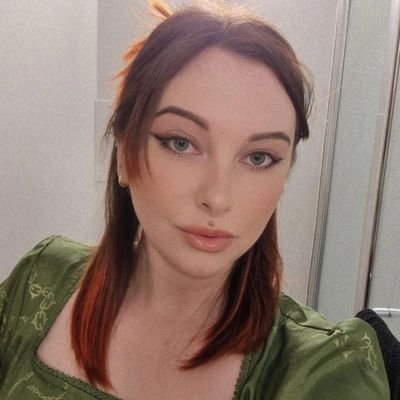 Small Hobbit at level 34. Video game enthusiast, book hoe, anime enjoyer, art lover and a damn good cook.