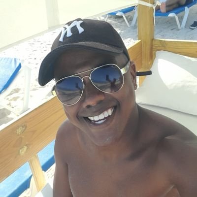 Derecho ⚖
Asesor de viajes de @Grouplar 🌊🏝✈
Hincha de America de Cali. 👹
