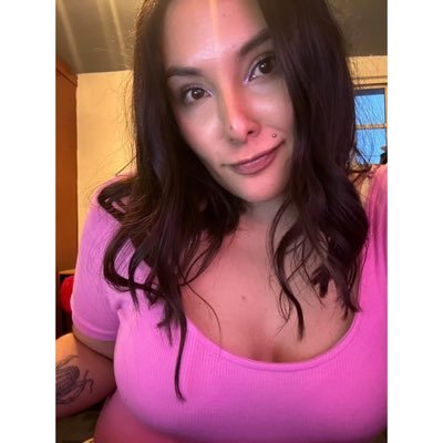 scifi_keeper's profile picture. Glittery, pink & dark chameleon ✨💖🖤 Free Palestine 🇵🇸