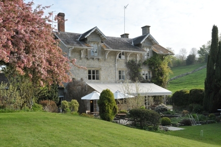Country House Hotel and Restaurant in beautiful Teffont Evias. Fine food, an inspired cellar and above
all, a genuinely warm welcome. Escape the everyday!