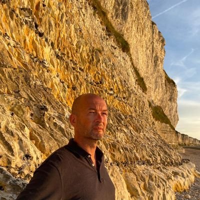 phabyo_DT's profile picture. il gatto che si morde la coda è un gatto fottuto