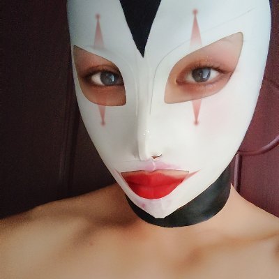 SecretMMiii's profile picture. 老婆:Yolo
本人极度反差，爱好广泛，丝袜，胶衣，白涂等变装。
最爱各种好看的面具、头套、分趾袜

pantyhose/latex/rubberdoll/mask/tabi