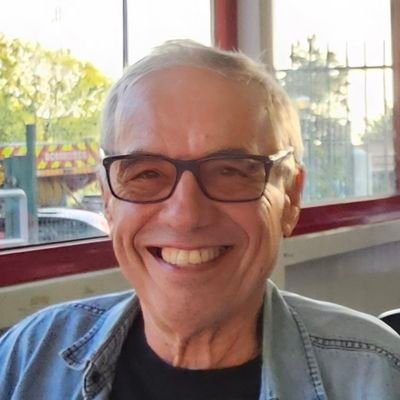 Anti-fascista. De esquerda.
Sem filiação clubista ou partidária. Bem disposto, amante da vida. Casado, filhas e netos.