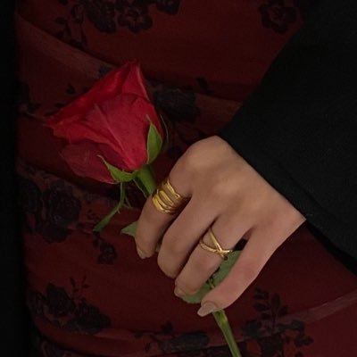 - وُرود مُحاطه بالوُرود🌸!!