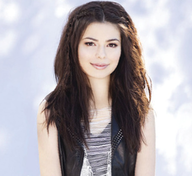 Hey I'm Carly! Carly Shay. I make ICarly with Sam & Freddie! I love to act and sing!