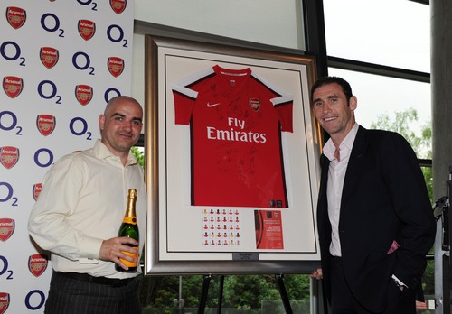 Loves The Arsenal and father of naughty twins. Hack my way round the golf course too, off of 3 mind you!!!