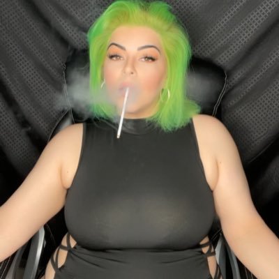 roxxxyrhodes's profile picture. Hi 👋🏻 I’m Roxxxy, curvy smoking MILF! Married 💍 🔞ADULT CONTENT🔞 18+ solo/couples content  $30 Cam2Cam DM $Roxxxyrhodes - https://t.co/GMYizs2oSs