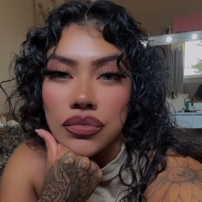 Just a curly headed chick with a pretty soul. 🎀✨ Insta: @GodTierGal