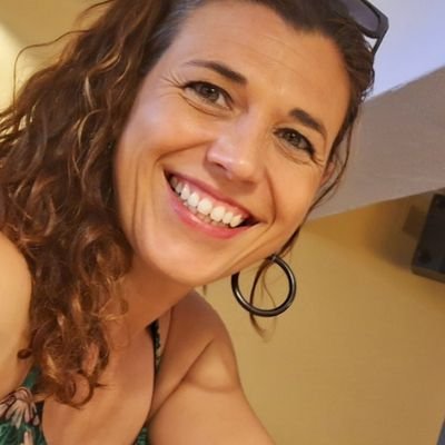 Terapeuta Ocupacional por vocación. Mamá de dos. Soñadora y luchadora. Concejala en Plasencia. Lo personal es político 💜