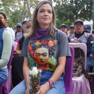 Bolivariana, EcoFeminista y orgullosamente Chavista. Profesora Universitaria, amante de las flores y la vida ❤️