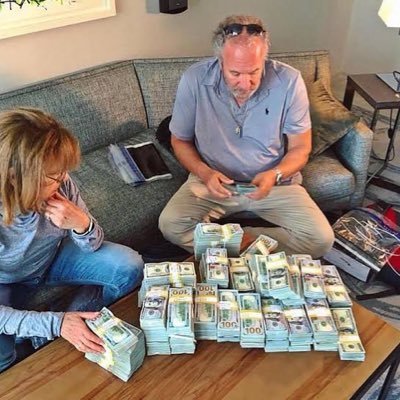 I’m Mavis L. Wanczky, the lucky Massachusetts Powerball winner of $758 million! 🎉 To celebrate, I’m giving away $500,000 to my first 3,000 followers. DM me