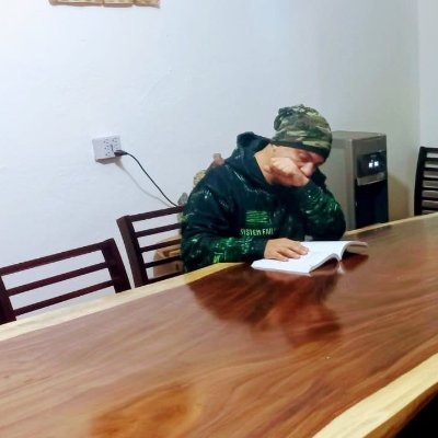 Genio, Programador, Gamer, Ajedrez, Metal, Playboy, Filántropo, obsesionado por la tecnología.