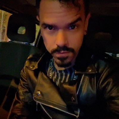 34 Años. De Ecuador, Productor Musical, Técnico En Sonido, Músico y Escritor. Amo a mis hijos.
