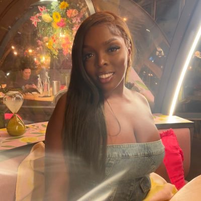 StephiieBlahh's profile picture. 99% of my tweets are lyrics