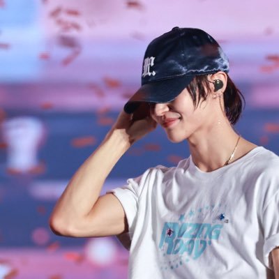 Bucin_Oppaa's profile picture. Welcome to my random space 👐🏻 | I’m into guitar man (Wonbin RIIZE) 🎸| BRIIZE Annyeong 👋 | Park Wonbin! olaebuja!! (박원빈! 오래보자!!) 🫶🏻✨