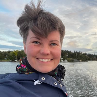 Riksdagsledamot Vänsterpartiet, försvarsutskottet. MP Swedish Left Party. Lund/Revingeby. Lärar- och islamologiutbildad. F.d. studentkårsaktiv. Hejar på HIF.