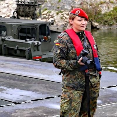 HUFSCHMIDT_TINA's profile picture. No make-up , soldatin | presseoffzier 📸 SITUATIONSHIP? BUNDESWEHR