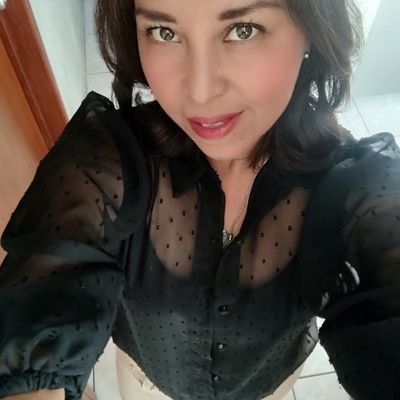 Mujer, mamá, amo la danza y la comida, la buena plática y la gente que piensa 🧠. A ratos docente universitaria y abogada.